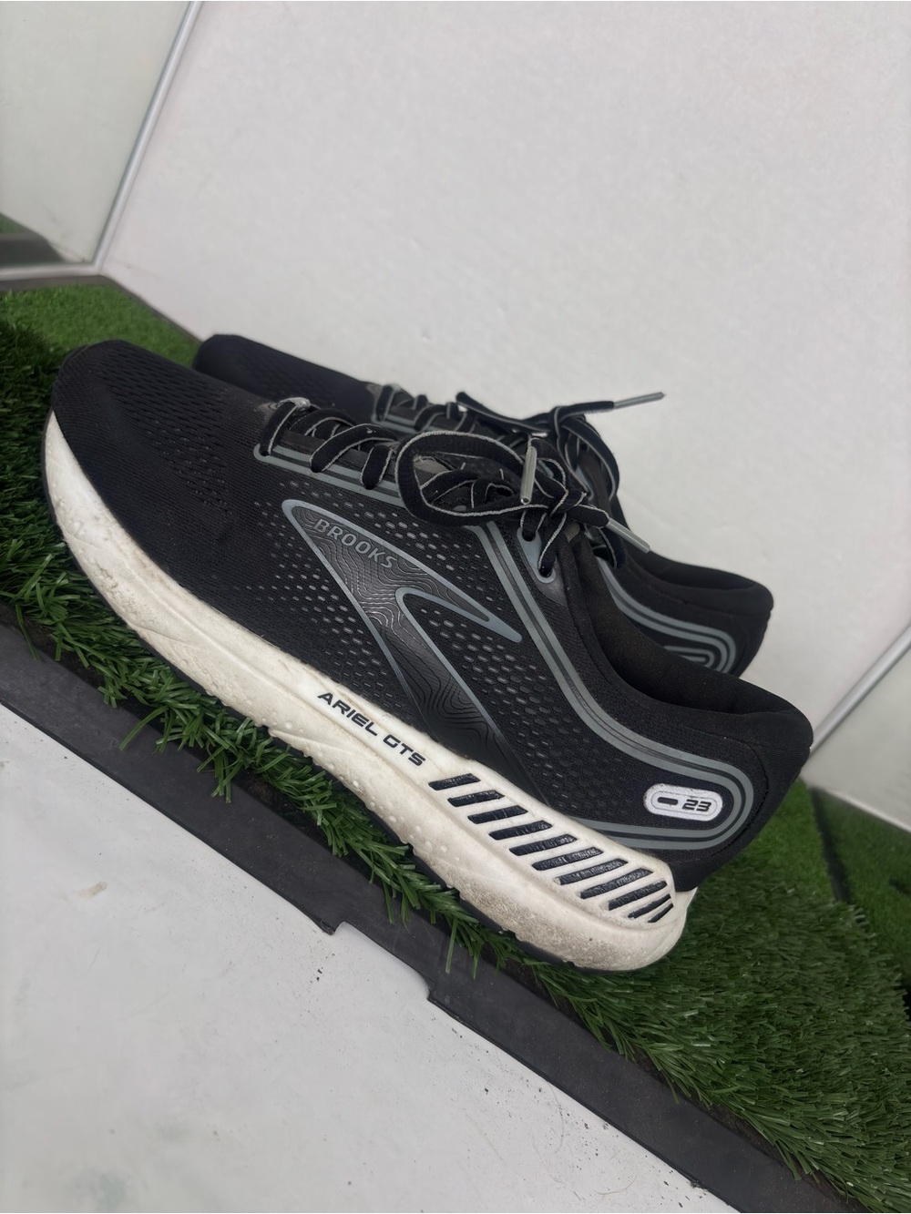 Brooks Ariel GTS 23 Women's Size 9  Running Shoes Black/White